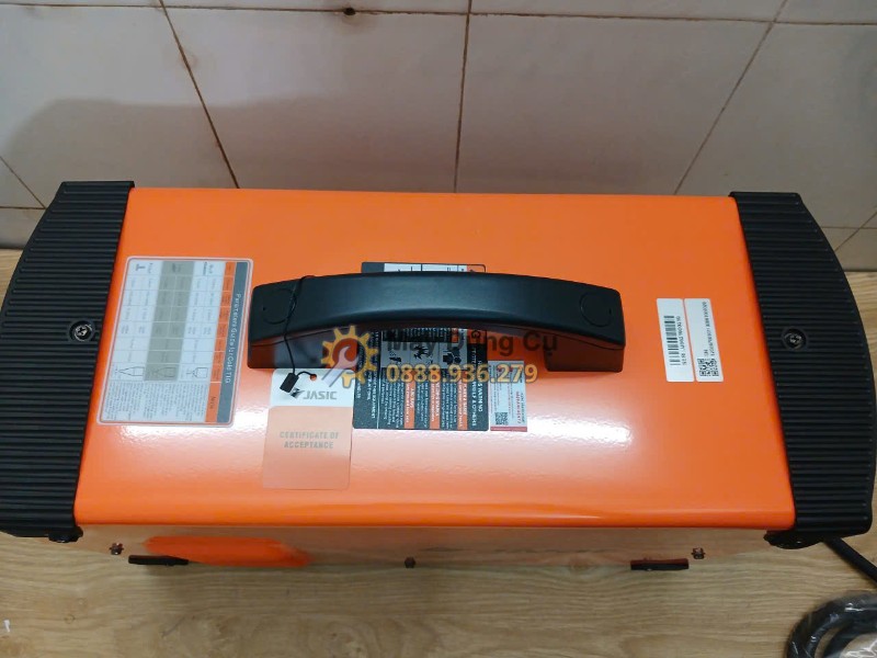 Máy hàn TIG nguội Jasic TIG300 W229 - mat tren va tay cam