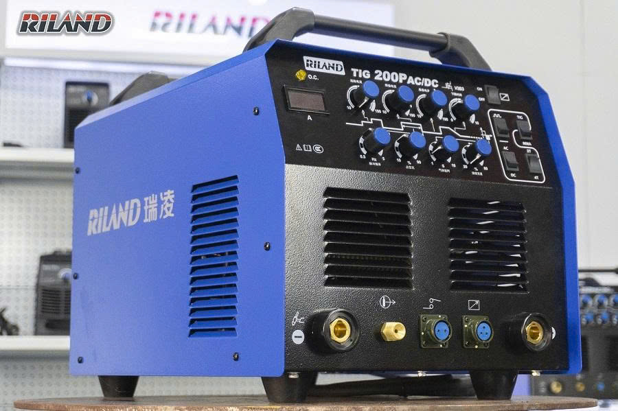 Mặt bên Riland TIG 200PAC/DC - thiết kế chắc chắn, phù hợp xưởng cơ khí