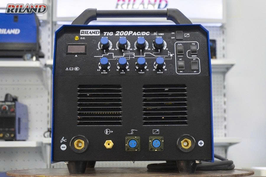 TIG 200PAC/DC - tổng quan mặt trước với bảng điều khiển chi tiết