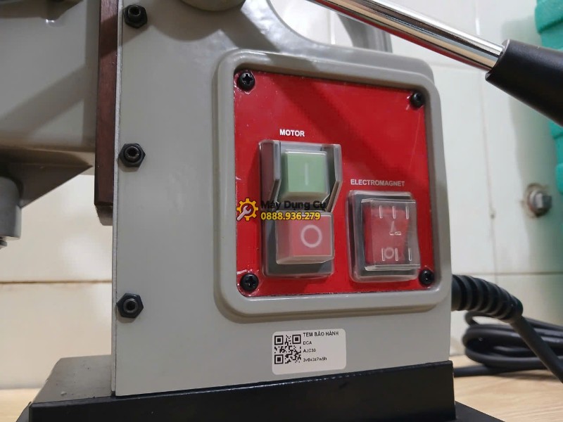 Cận cảnh công tắc nguồn máy khoan từ DCA AJC30
