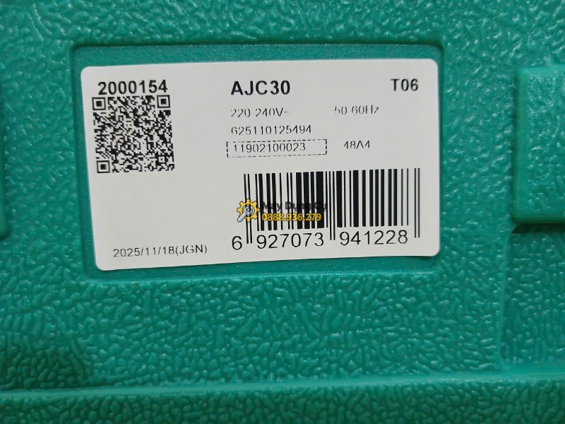 Tem mã vạch trên vali máy khoan từ DCA AJC30