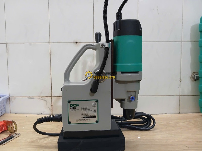 Bên trái máy khoan từ DCA AJC30