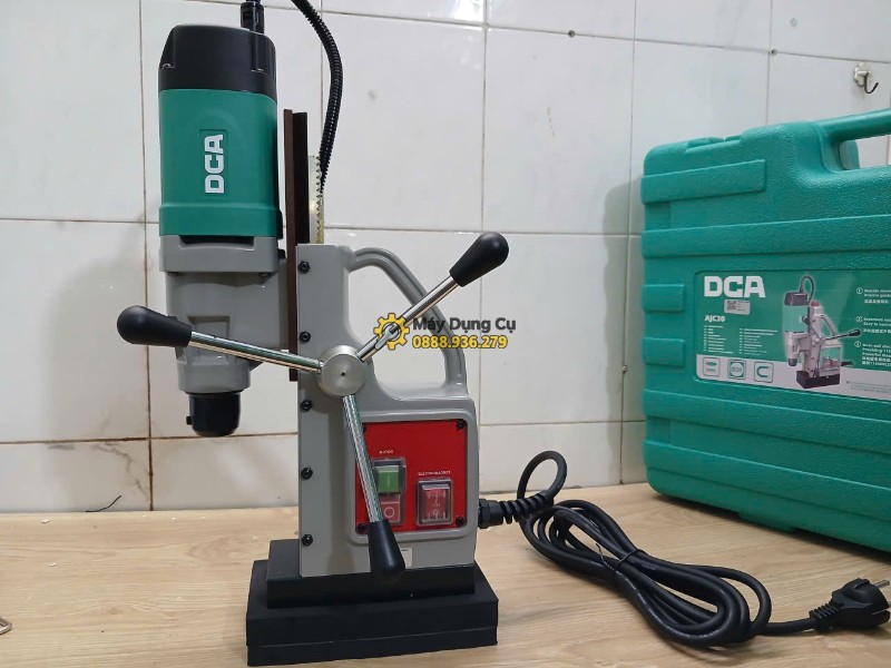 Máy khoan từ DCA AJC30 trưng bày cùng vali