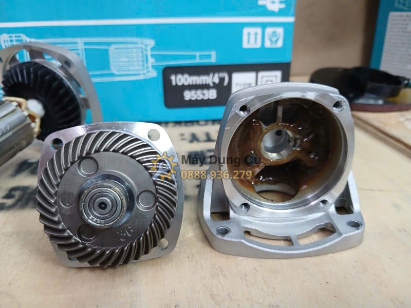 may mai goc makita 9553b banh rang con va mo boi tron