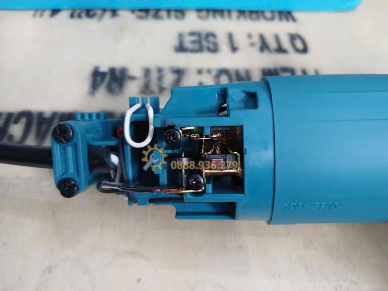 may mai goc makita 9553b cum cong tac ben trong