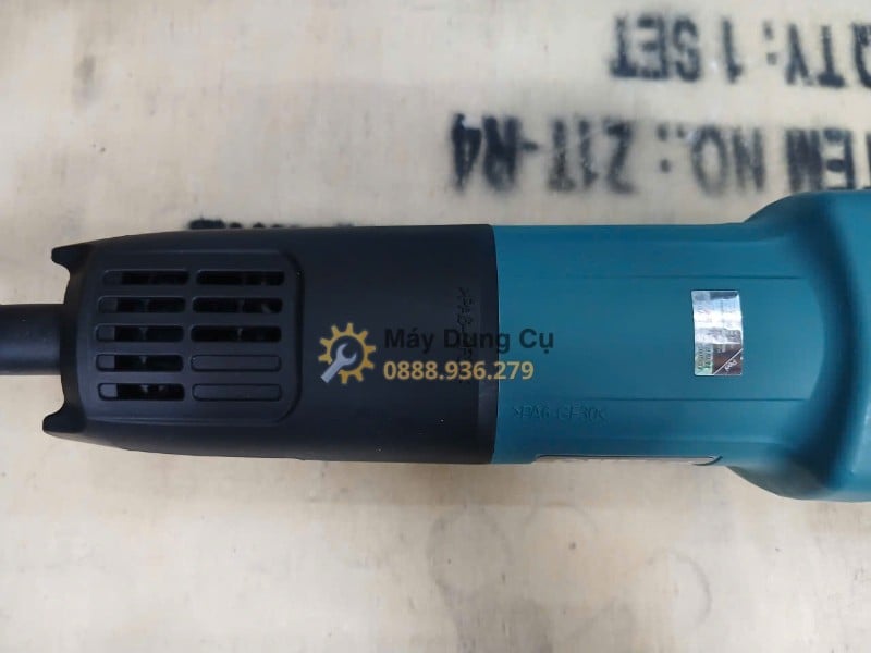 may mai goc makita 9553b vo than sau nhin ngang