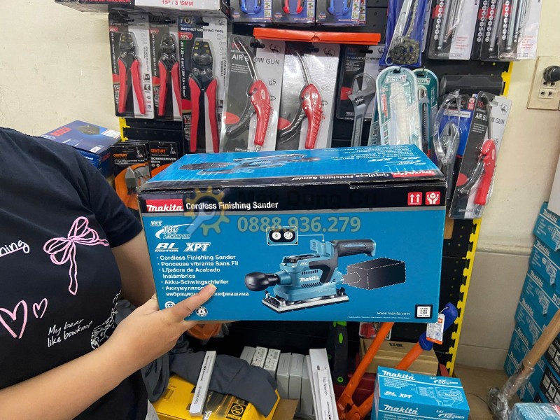 Nhân viên cầm máy chà nhám Makita DBO380