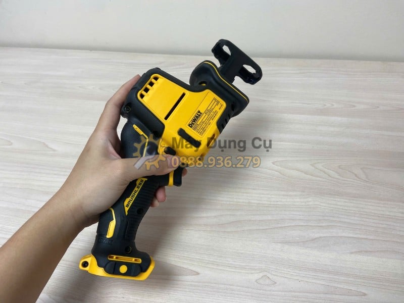 Nhân viên cầm máy cưa kiếm DeWALT DCS312N-KR nhỏ gọn