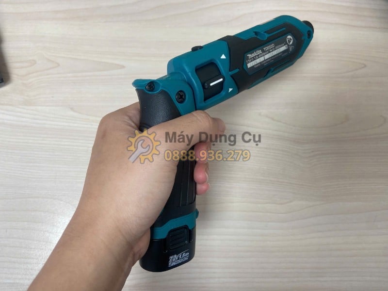 Nhân viên cầm máy vặn vít Makita TD022D thực tế