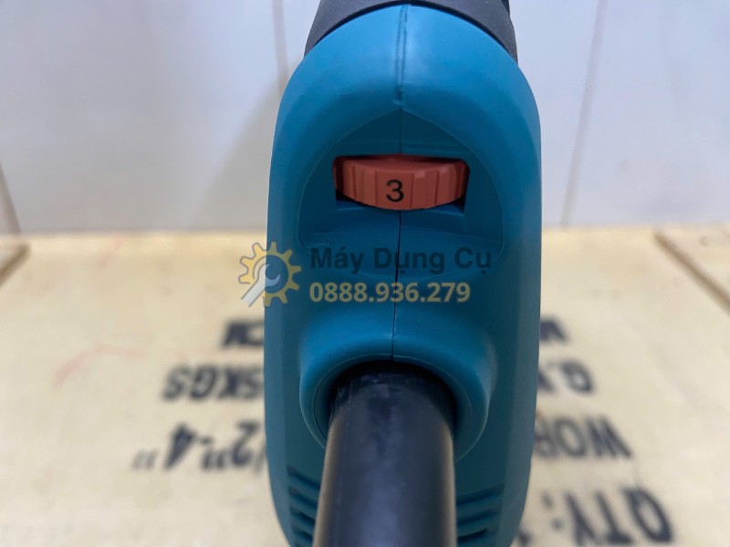 Núm chỉnh tốc độ Makita 4350CT giúp kiểm soát đường cắt