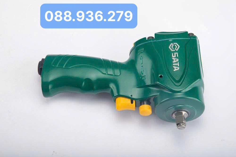 Cận cảnh tay cầm và đầu kết nối khí SATA 02123