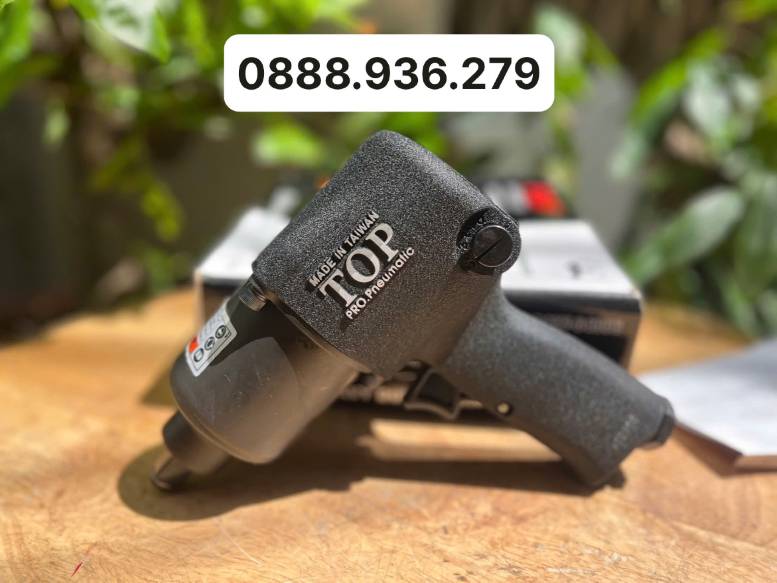 Súng siết bu-lông khí nén Top PAW-04006 ứng dụng garage ô tô