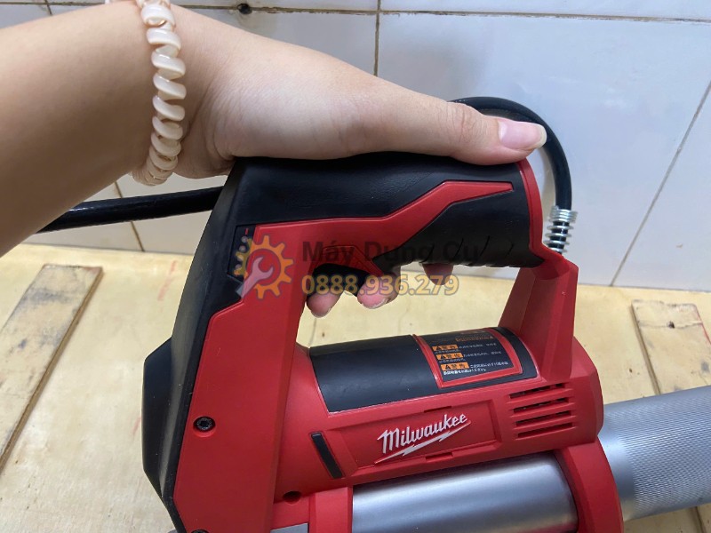Tay cầm có bám máy tra mỡ Milwaukee M12 GG-0
