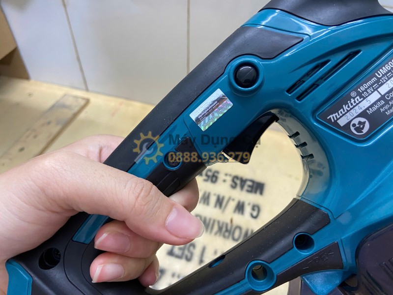 Tay cầm máy tỉa hàng rào Makita UM600DZ nhỏ gọn dễ thao tác