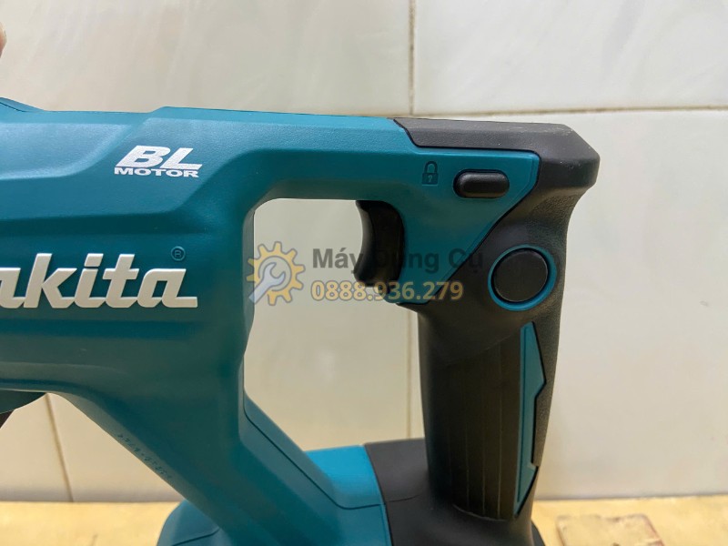 Tay cầm máy trộn sơn Makita DUT130Z dễ thao tác