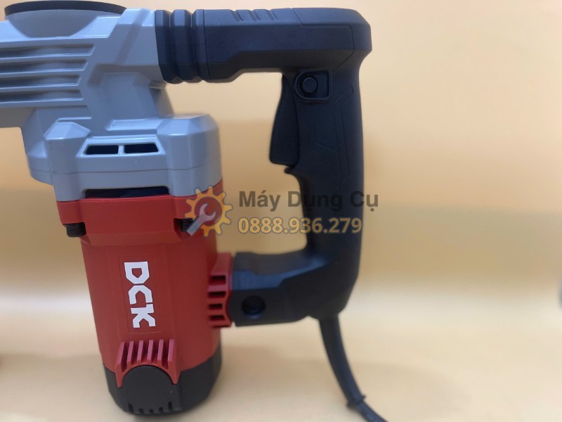 Tay cầm và công tắc máy đục bê tông DCK KZG06-6S dễ thao tác