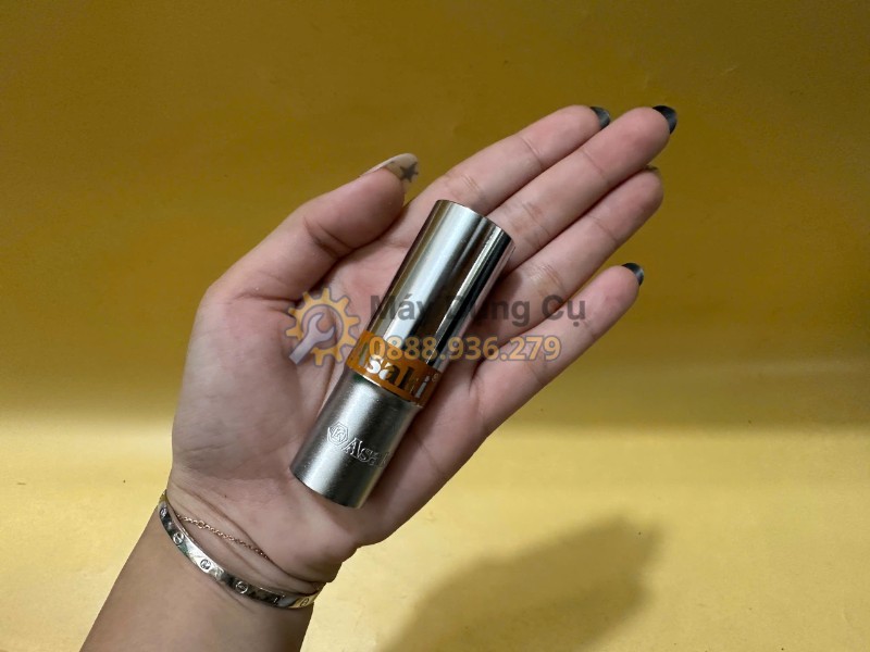 Trên tay đầu tuýp dài 1/2 inch Asaki AK-6556 17mm chính hãng