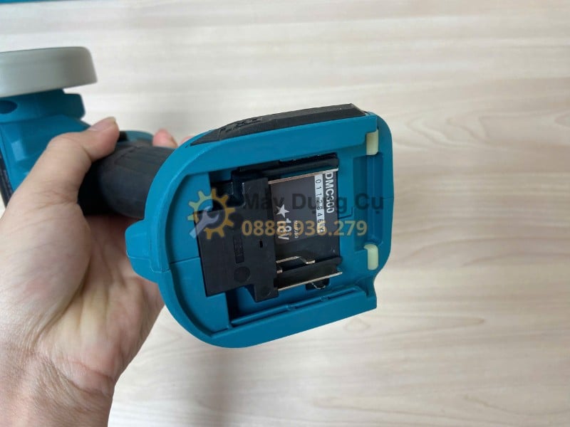 Vị trí gắn pin 18V trên máy cắt Makita DMC300Z