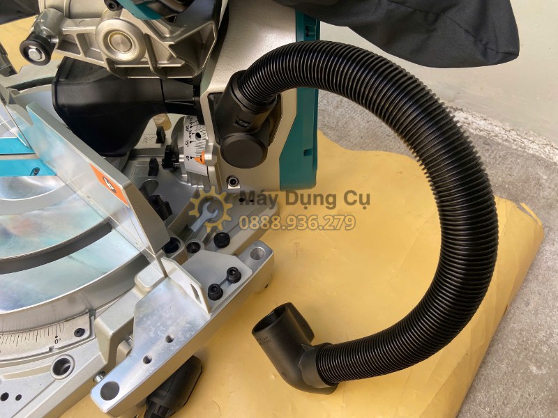 Vị trí kết nối hút bụi của máy cưa Makita DLS211Z