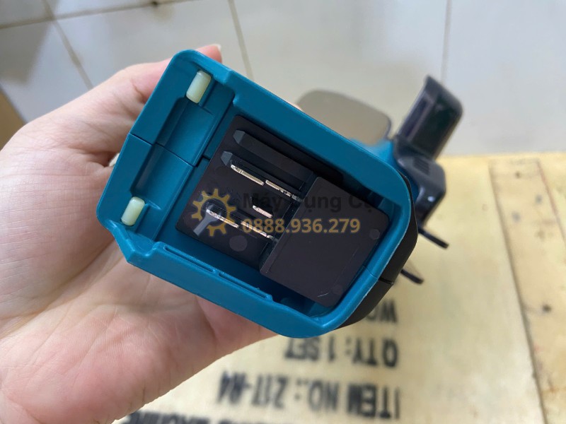 Vị trí lắp pin 12V Max CXT trên máy tỉa hàng rào Makita UM600DZ