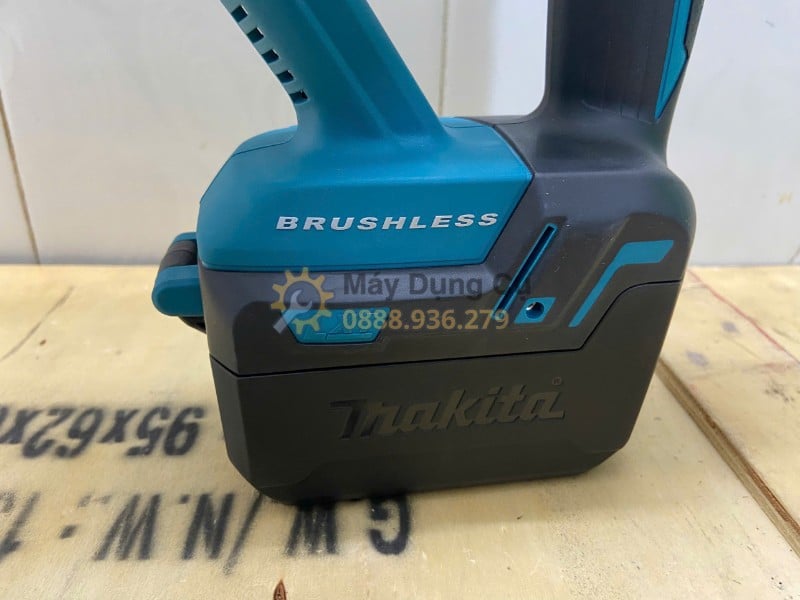Vị trí lắp pin 18V trên Makita DUT130Z