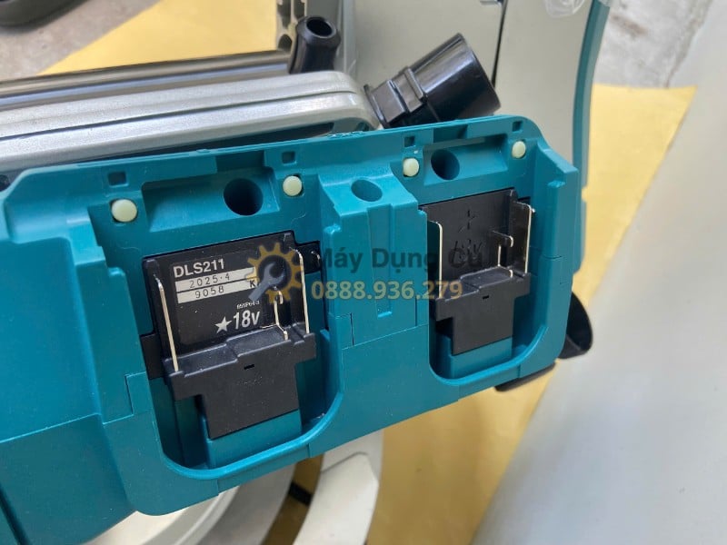 Vị trí lắp pin 18Vx2 trên máy cưa đa góc trượt Makita DLS211Z