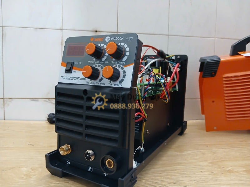 Máy hàn TIG nguội Jasic TIG250S W228 - khoang linh kien goc mat truoc