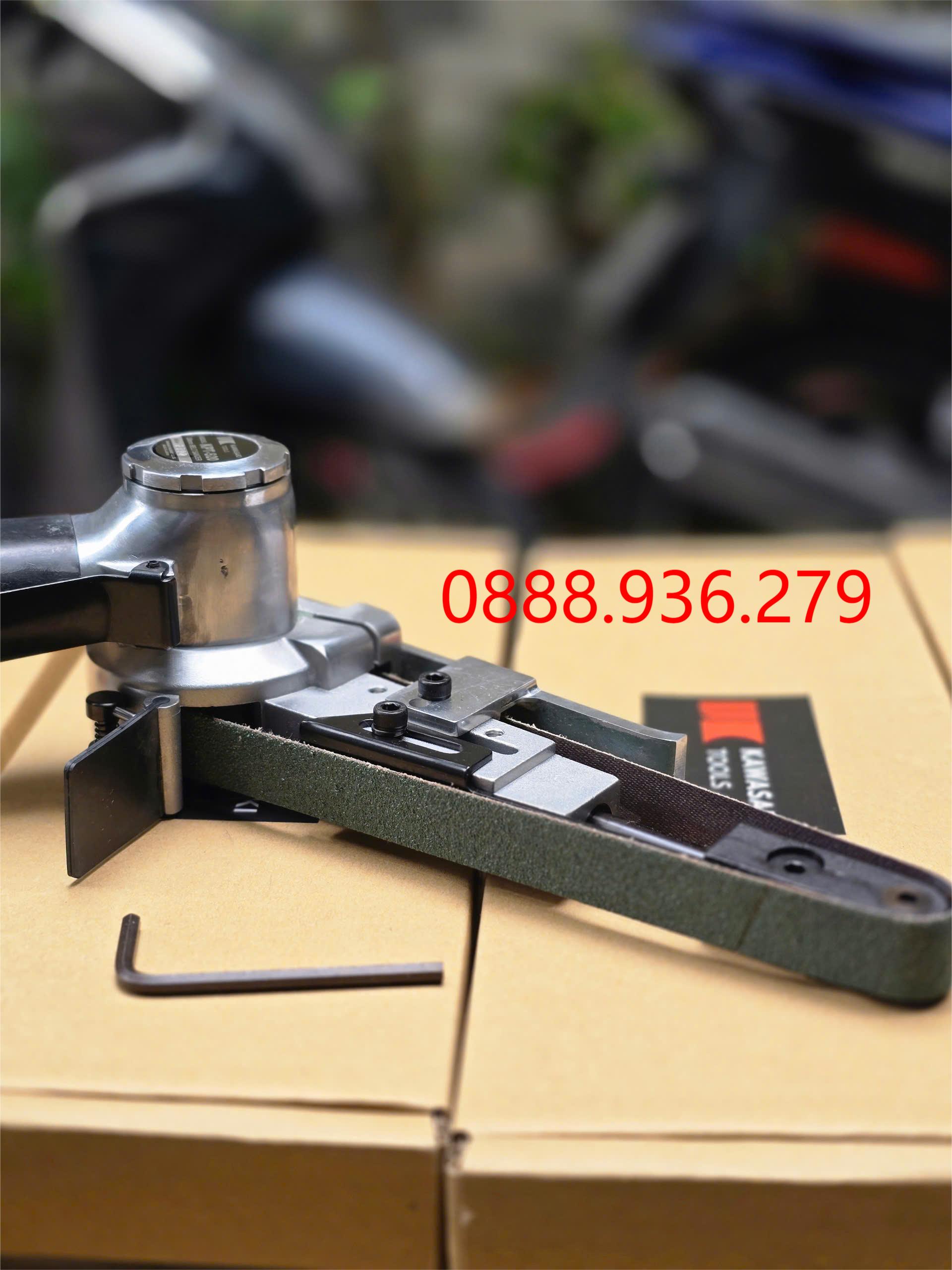 Máy chà nhám băng Kawasaki KPT-520 - tay cầm chắc chắn