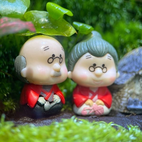 Một Chiếc Bình Kính Xanh Cho Người Thương – Gợi Ý Quà Tặng 8/3 Đầy Cảm Xúc