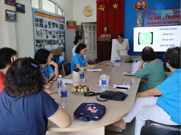 Hòa Nhập Công Nghệ: Cuộc Cách Mạng Thầm Lặng Của Người Cao Tuổi Việt Nam