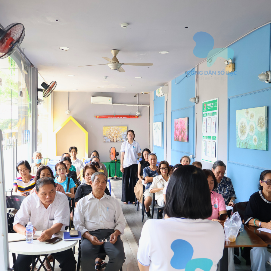 Nhịp sống số và nỗi cô đơn tuổi già: Giải mã nghịch lý 