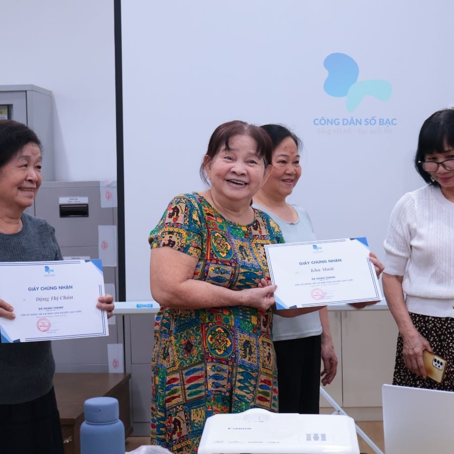 Người cao tuổi đối tượng sập bẫy lừa đảo công nghệ cao