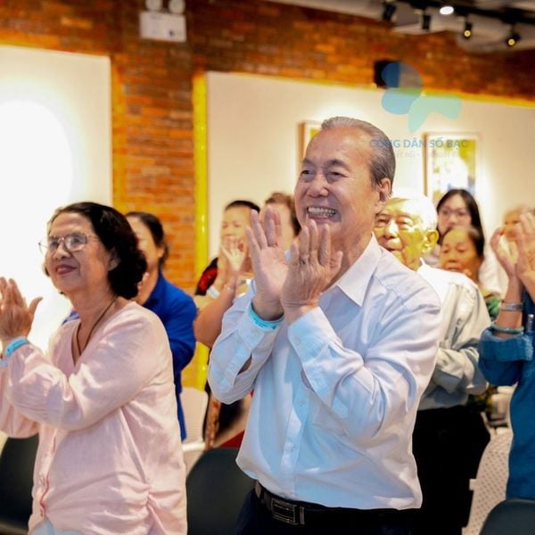 Năng lực số suốt đời người cao tuổi: Hành trình 3 giai đoạn để sống khỏe, sống chủ động