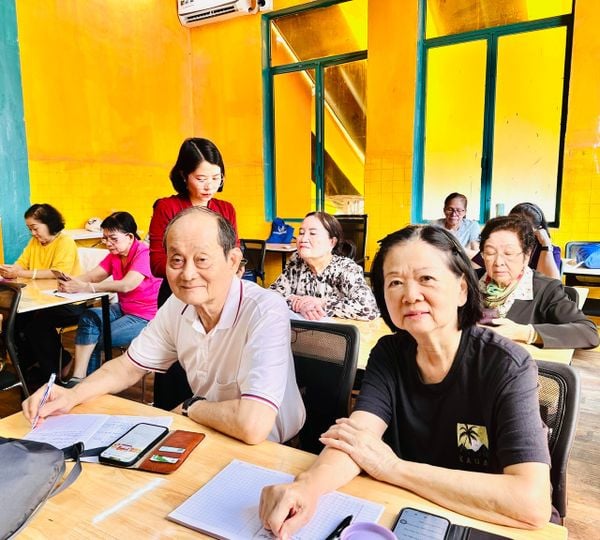 Người cao tuổi Việt Nam và hành trình bước vào kỷ nguyên số: Nhìn từ dữ liệu Internet và smartphone