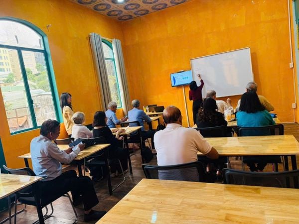 Ứng dụng trí tuệ nhân tạo (AI) ở người cao tuổi: Cơ hội và thách thức