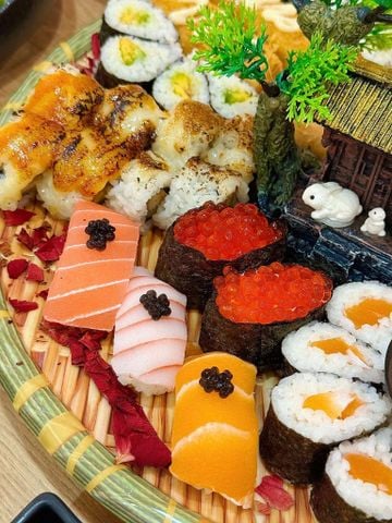 🍣 SUSHI LÀ GÌ? – KHÁM PHÁ ẨM THỰC NHẬT BẢN CÙNG TOJY