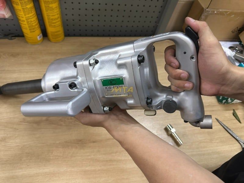 Súng Vặn Ốc Xe Tải 1 Inch Cần Máy Nén Khí Bao Nhiêu? Trường Hợp KUKEN KW-600H