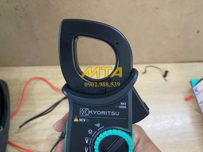 Cổng cắm que đo ampe kìm Kyoritsu 2117R đo điện áp điện trở Cong-cam-que-do-ampe-kim-Kyoritsu-2117R-do-dien-ap-dien-tro