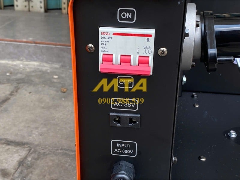 Công tắc nguồn CB và cổng điện AC 380V trên máy hàn MIG Jasic MIG250 J04