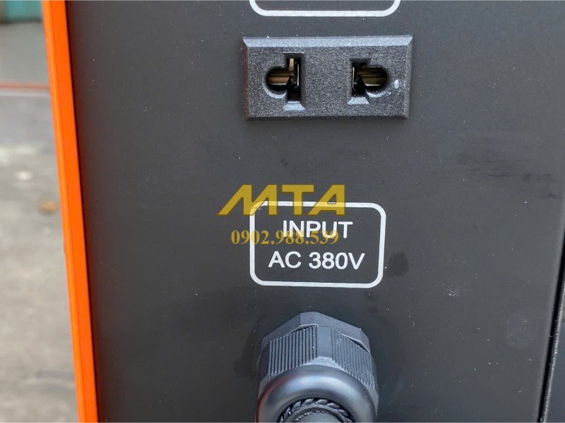 Cổng đầu vào điện AC 380V của máy hàn MIG Jasic MIG250 J04