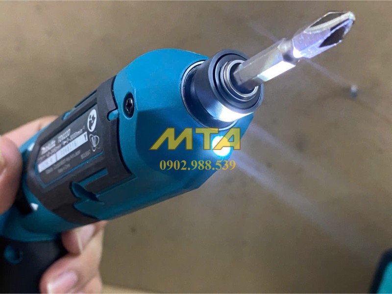 Đèn LED hỗ trợ làm việc trên máy vặn vít Makita TD022DSE