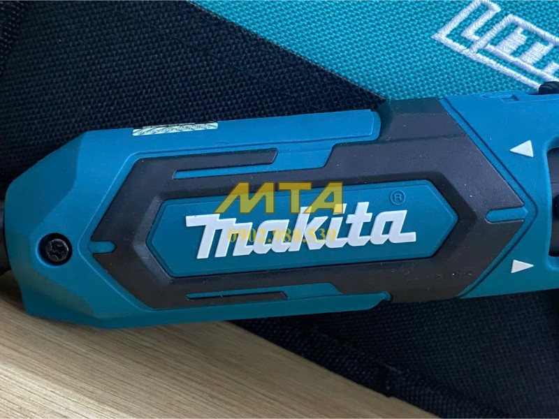 Logo Makita trên máy vặn vít dùng pin TD022DSE