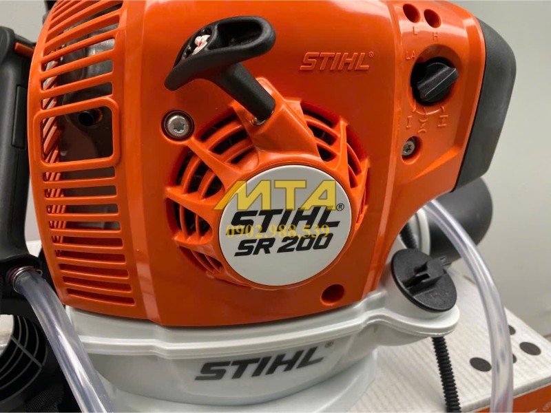 Logo-model-may-phun-thuoc-khu-trung-STIHL-SR-200