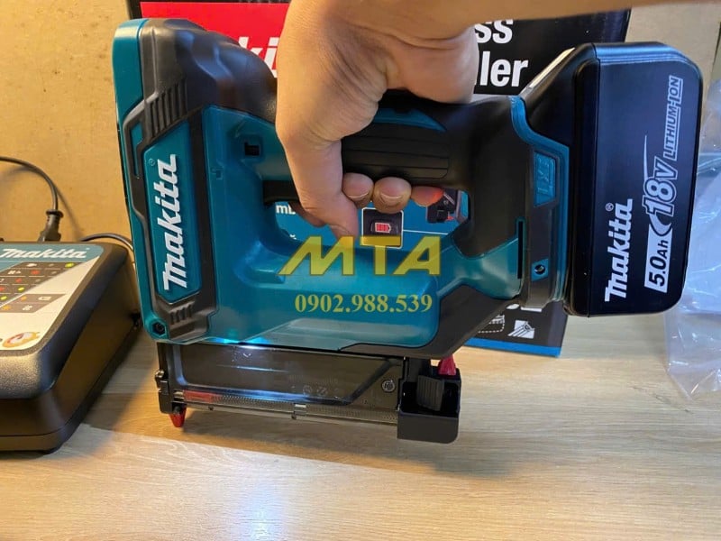 Makita DPT353 máy bắn đinh 23Ga dùng pin 18V