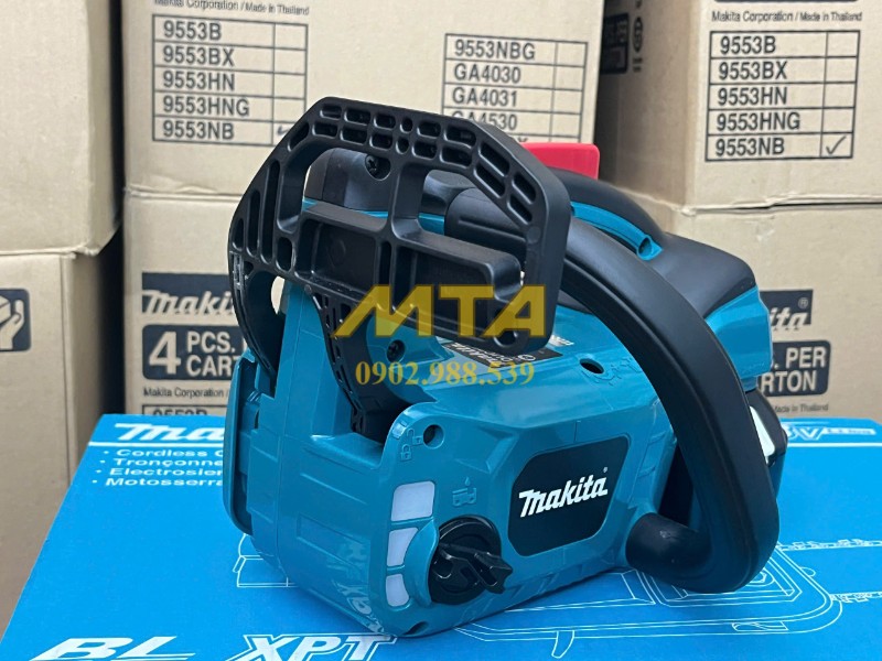 Nhân viên cầm máy cưa xích pin Makita DUC254RT