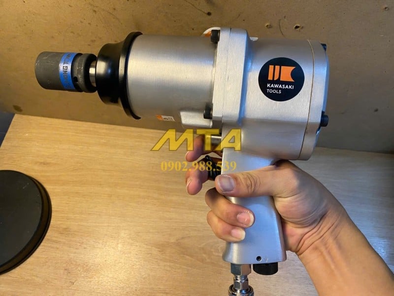 Nhân viên cầm súng vặn bulông Kawasaki KPT-191P dùng trong gara và xưởng cơ khí