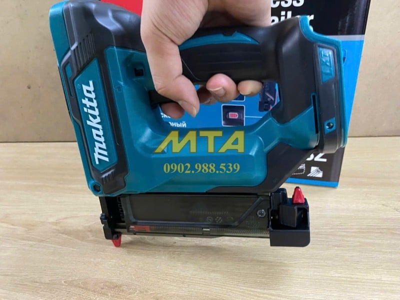 Nhân viên cầm máy bắn đinh dùng pin Makita DPT353 thực tế