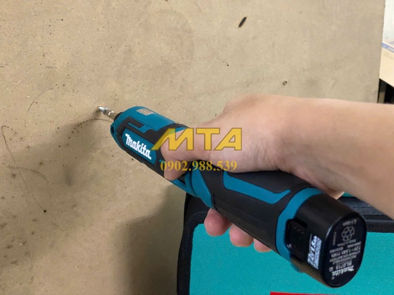 Nhân viên kiểm tra máy vặn vít Makita TD022DSE trước khi giao hàng
