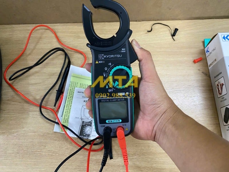 Nhân viên cầm ampe kìm đo dòng Kyoritsu 2117R tư vấn Nhan-vien-cam-ampe-kim-do-dong-Kyoritsu-2117R-tu-van