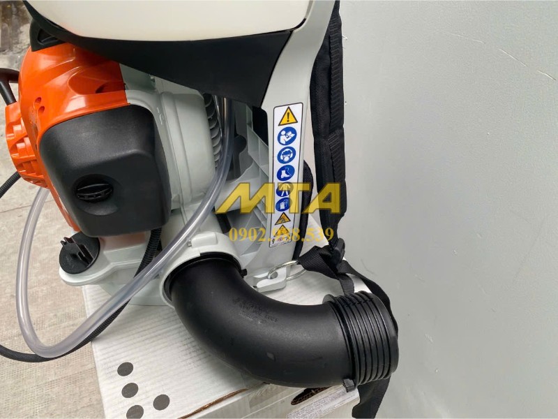 Nhan-vien-cam-ong-dan-may-phun-thuoc-STIHL-SR-200-tu-van